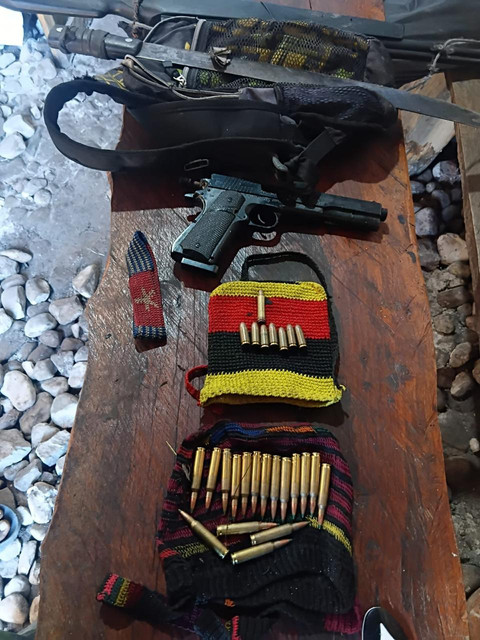 Satgas Koops TNI Habema mengamankan senjata api laras pendek serta perlengkapan lainnya milik kelompok Organisasi Papua Merdeka (OPM) di Distrik Wame, Kabupaten Jayawijaya, Provinsi Papua Pegunungan, pada hari kedua operasi, Sabtu (9/5/2026). Foto: Satgas Koops TNI Habema