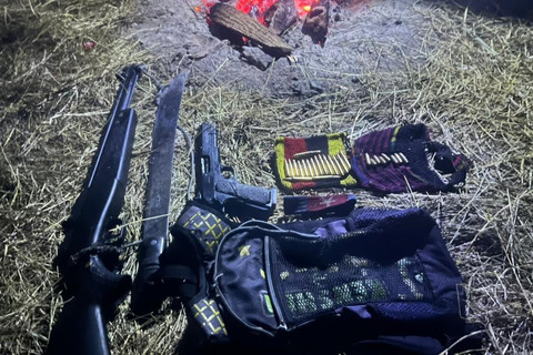Satgas Koops TNI Habema mengamankan senjata api laras pendek serta perlengkapan lainnya milik kelompok Organisasi Papua Merdeka (OPM) di Distrik Wame, Kabupaten Jayawijaya, Provinsi Papua Pegunungan, pada hari kedua operasi, Sabtu (9/5/2026). Foto: Satgas Koops TNI Habema