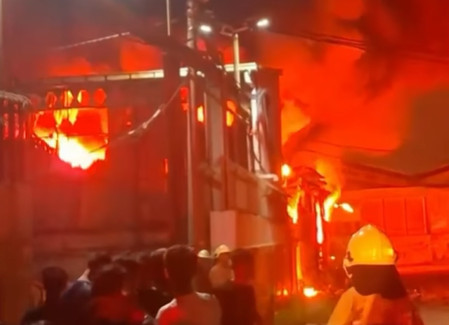 Gudang di Kalideres, Jakbar, terbakar pada Senin (11/5) malam. Dok. Instagram @humasjakfire