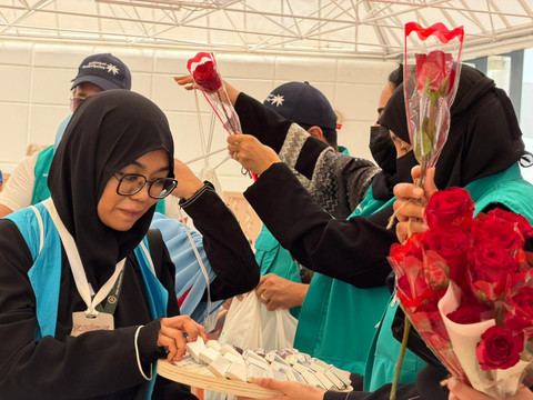 Jemaah haji RI disambut oleh Kementerian Haji Arab Saudi dengan bunga dan cokelat saat tiba di Bandara King Abdulaziz Jeddah. Foto: Dok. MCH 2026