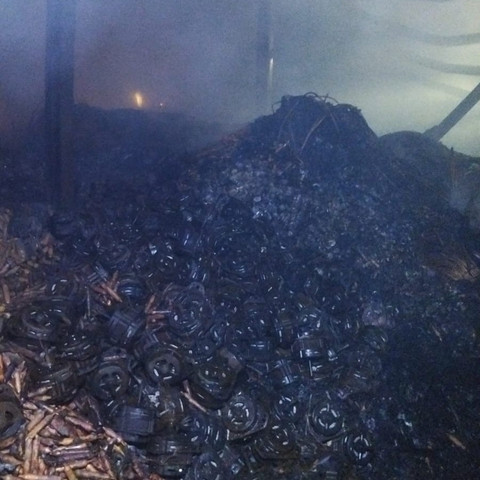 Petugas damkar melakukan pendinginan di area gudang di Jakbar yang terbakar, Selasa (12/5). Foto: Dok. Sudin Gulkarmat Jakarta Barat