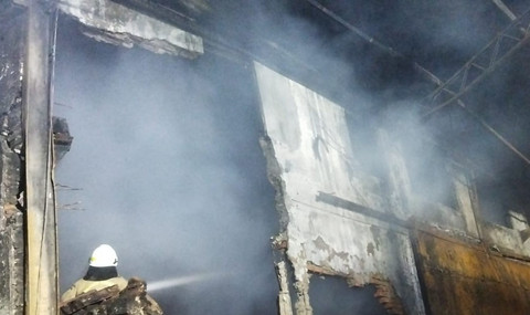 Petugas damkar melakukan pendinginan di area gudang di Jakbar yang terbakar, Selasa (12/5). Foto: Dok. Sudin Gulkarmat Jakarta Barat