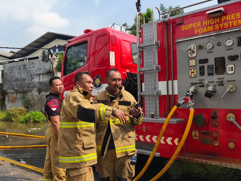 Situasi terkini di area gudang di Jakbar yang terbakar, Selasa (12/5/2026). Foto: Aditya Nugraha/kumparan