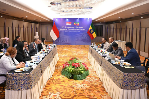 Dirjen Asia Pasifik dan Afrika Kemenlu RI, Dr. Santo Darmosumarto dan Dirjen Timur Tengah, Asia, dan Pasifik Kemenlu Etiopia, Dubes Dewano Kedir melakukan pertemuan ke-2 Forum Konsultasi Bilateral Indonesia-Etiopia di Jakarta, Kamis (7/5/2026). Foto: Dok. Kemlu