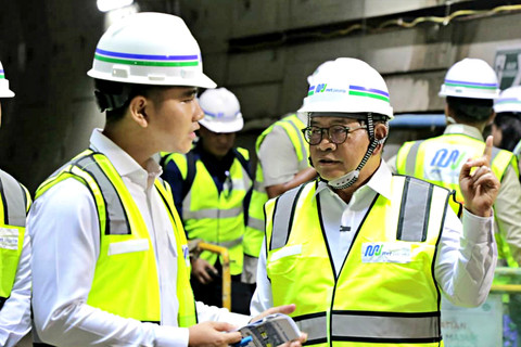 Wakil Presiden RI, Gibran Rakabuming Raka dan Gubernur DKI Jakarta memantau proyek MRT Harmoni, Selasa (12/5/2026). Foto: Dok. Pemprov DKI Jakarta
