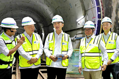 Wakil Presiden RI, Gibran Rakabuming Raka dan Gubernur DKI Jakarta memantau proyek MRT Harmoni, Selasa (12/5/2026). Foto: Dok. Pemprov DKI Jakarta