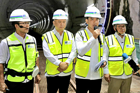 Wakil Presiden RI, Gibran Rakabuming Raka dan Gubernur DKI Jakarta memantau proyek MRT Harmoni, Selasa (12/5/2026). Foto: Dok. Pemprov DKI Jakarta