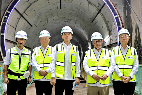 Wakil Presiden RI, Gibran Rakabuming Raka dan Gubernur DKI Jakarta memantau proyek MRT Harmoni, Selasa (12/5/2026). Foto: Dok. Pemprov DKI Jakarta