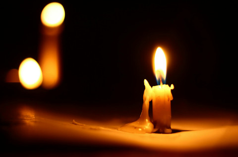 Ilustrasi lilin yang membawa terang dalam kegelapan. Foto: Pexels