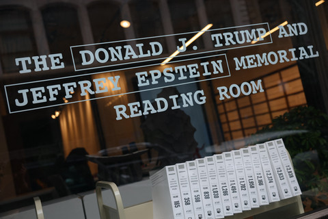 Pengunjung melihat deretan dokumen dan linimasa peristiwa dalam pameran "Donald J. Trump and Jeffrey Epstein Memorial Reading Room" di New York, Amerika Serikat pada Senin (11/5/2026). Foto: Angela Weiss/AFP