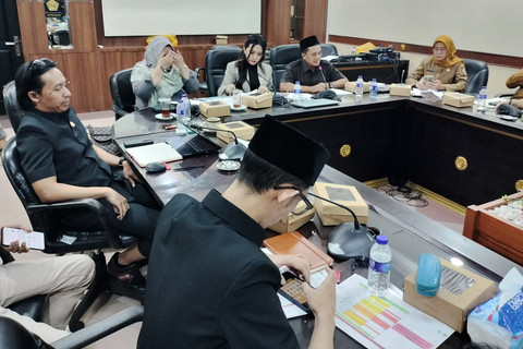 Anggota DPRD Jember, Achmad Syahri Assidiqi merokok dan bermain game saat meeting. Foto: Dok. Istimewa