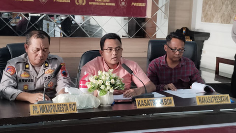 Kasat Reskrim Polresta Pati, Kompol Dika Hadiyan Widya Wiratama memberikan keterangan pers kasus dukun cabul di Mapolresta Pati, Selasa (12/5/2026). Foto: kumparan