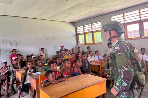 TNI tanamkan wawasan kebangsaan melalui program Papua Pintar. Foto: Puspen TNI