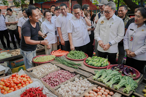 Menteri Koordinator Bidang Pangan Zulkifli Hasan bersama Menteri Perdagangan Budi Santoso berbincang dengan pedagang saat memantau harga barang kebutuhan pokok di Pasar Palmerah, Rabu (13/5/2026). Foto: Jamal Ramadhan/kumparan