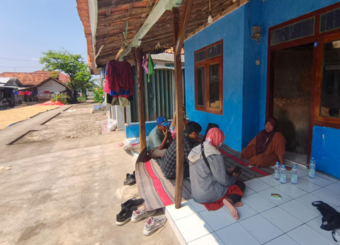 Daskem saat berbincang dengan awak media di kediamannya di Blok Tiga, Desa Jambak, Kecamatan Cikedung, Kabupaten Indramayu, (12/5/2026). Foto: kumparan