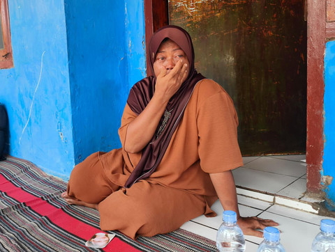 Daskem saat berbincang dengan awak media sambil meneteskan air mata di kediamannya di Blok Tiga, Desa Jambak, Kecamatan Cikedung, Kabupaten Indramayu, (12/5/2026). Foto: kumparan