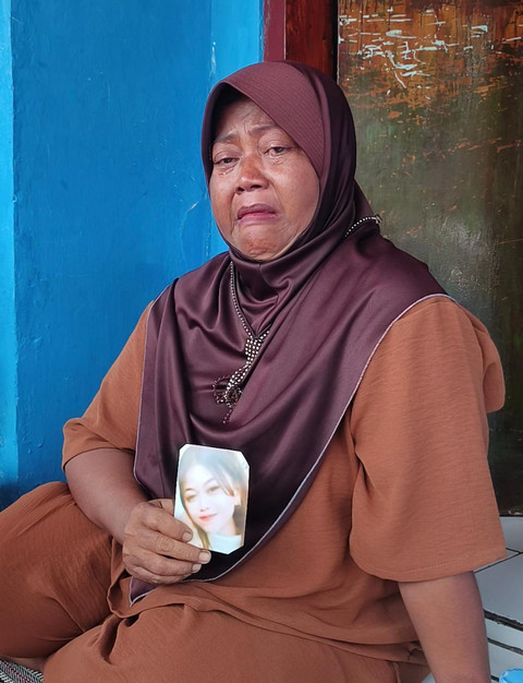 Darkem, Ibu dari Kusnia korban TPPO dengan modus "Pengantin Pesanan" Saat menunjukan foto anak Kusnia sambil menangis, (12/5/2026). Foto: kumparan