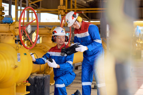 Petugas Perusahaan Gas Negara (PGN) saat menjaga operasional jaringan pipa gas. Foto: Dok. Pertamina