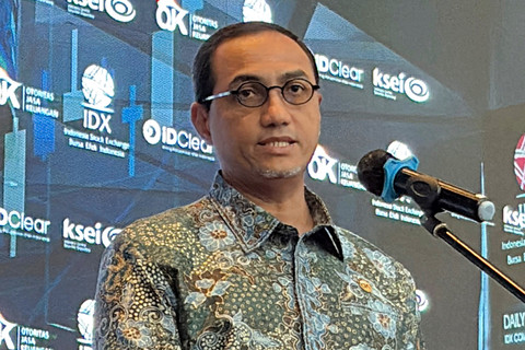 Kepala Eksekutif Pengawas Pasar Modal, Keuangan Derivatif, dan Bursa Karbon OJK, Hasan Fawzi dalam konferensi pers di Gedung Bursa Efek Indonesia (BEI), Jakarta, Rabu (13/5/2026). Foto: Widya/kumparan