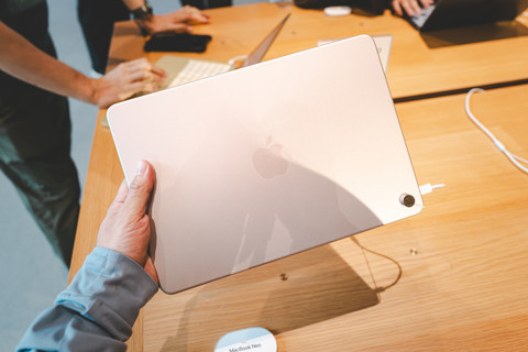 Pengunjung menjelajahi dan menguji fitur-fitur MacBook Neo baru di Apple Store Bangkok, Thailand, pada 21 Maret 2026. Foto: Wongsakorn 2468/Shutterstock