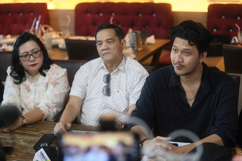 Artis Aditya Zoni bersama keluarga dan kuasa hukum saat menggelar konferensi pers di Jakarta, Rabu, (13/5/2026). Foto: Agus Apriyanto