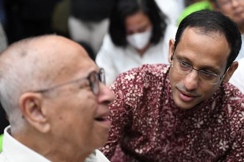 Terdakwa kasus dugaan korupsi pengadaan Chromebook dalam program digitalisasi pendidikan di Kemendikbudristek Nadiem Makarim berbincang dengan ayahnya sebelum menjalani sidang tuntutan di Pengadilan Tipikor, Jakarta, Rabu (13/5/2026). Foto: M Risyal Hidayat/ANTARA FOTO