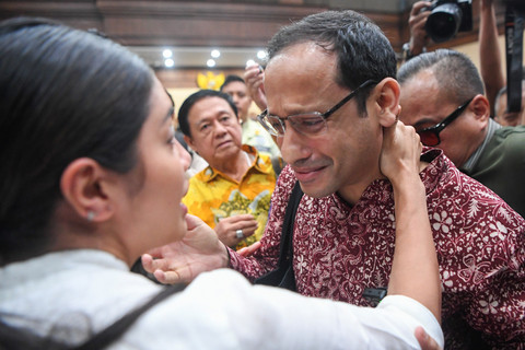 Terdakwa kasus dugaan korupsi pengadaan Chromebook dalam program digitalisasi pendidikan di Kemendikbudristek Nadiem Makarim memeluk istrinya Franka Franklin Makarim usai mengikuti sidang tuntutan di Pengadilan Tipikor, Jakarta, Rabu (13/5/2026). Foto: M Risyal Hidayat/ANTARA FOTO