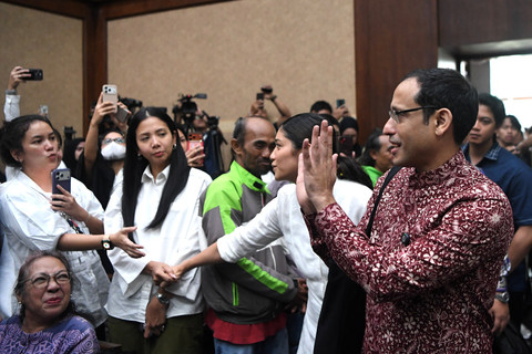 Terdakwa kasus dugaan korupsi pengadaan Chromebook dalam program digitalisasi pendidikan di Kemendikbudristek Nadiem Makarim melambaikan tangan sebelum menjalani sidang tuntutan di Pengadilan Tipikor, Jakarta, Rabu (13/5/2026). Foto: M Risyal Hidayat/ANTARA FOTO
