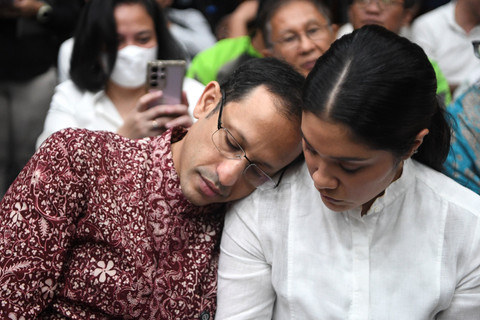 Terdakwa kasus dugaan korupsi pengadaan Chromebook dalam program digitalisasi pendidikan di Kemendikbudristek Nadiem Makarim bersandar di bahu istrinya sebelum menjalani sidang tuntutan di Pengadilan Tipikor, Jakarta, Rabu (13/5/2026). Foto: M Risyal Hidayat/ANTARA FOTO