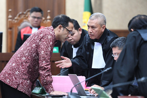 Terdakwa kasus dugaan korupsi pengadaan Chromebook dalam program digitalisasi pendidikan di Kemendikbudristek Nadiem Makarim erbincang dengan kuasa hukumnya saat sidang tuntutan di Pengadilan Tipikor, Jakarta, Rabu (13/5/2026). Foto: M Risyal Hidayat/ANTARA FOTO