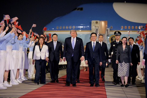 Presiden AS Donald Trump tiba di Bandara Internasional Ibu Kota Beijing, Beijing, China, Rabu (13/5/2026). Foto: Evan Vucci/REUTERS