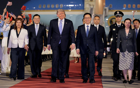 Presiden AS Donald Trump tiba di Bandara Internasional Ibu Kota Beijing, Beijing, China, Rabu (13/5/2026). Foto: Evan Vucci/REUTERS
