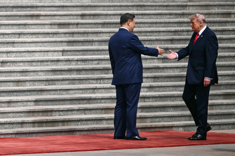 Presiden AS Donald Trump mengikuti upacara penyambutan bersama Presiden China Xi Jinping di Balai Besar Rakyat di Beijing, (14/5/2026). Foto: Brendan Smialowski/AFP