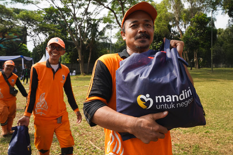 Petugas kebersihan DKI Jakarta menerima paket sembako program Mandiri Berbagi Sembako. Foto: Dok. Bank Mandiri