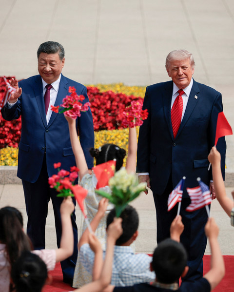 Presiden AS Donald Trump mengikuti upacara penyambutan bersama Presiden China Xi Jinping di Balai Besar Rakyat di Beijing, China (14/5/2026). Foto: Evan Vucci/REUTERS