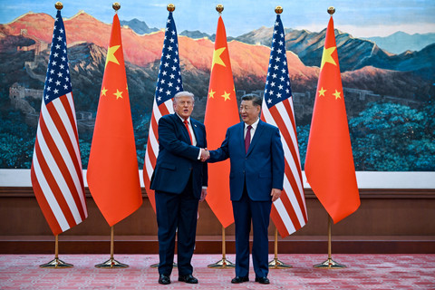 Suasana saat Presiden AS Donald Trump mengikuti rangkaian acara di Balai Besar Rakyat dan bersalaman dengan Presiden Republik Rakyat China Xi Jinping di Beijing, China (14/5/2026). Foto: Kenny Holston/Pool via REUTERS