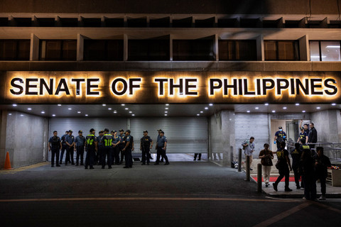 Sejumlah petugas polisi berjaga di luar gedung Senat Filipina pasca terdengar suara tembakan di tengah kekacauan rencana penangkapan seorang senator yang diburu ICC di Pasay City, Metro Manila, Filipina (13/5/2026). Foto: Eloisa Lopez/REUTERS