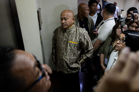 Senator Filipina Ronald "Bato" dela Rosa, pelaksana utama perang narkoba era Presiden Rodrigo Duterte, berada di Senat yang memberikannya perlindungan keamanan terkait surat perintah ICC di Pasay City, Metro Manila (13/5/2026). Foto: Eloisa Lopez/REUTERS