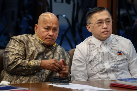 Senator Filipina Ronald "Bato" dela Rosa dan Bong Go menghadiri sidang di Senat yang memberikan perlindungan keamanan (protective custody) kepada dela Rosa terkait surat perintah ICC di Pasay City, Metro Manila, Filipina (13/5/2026). Foto: Eloisa Lopez/REUTERS