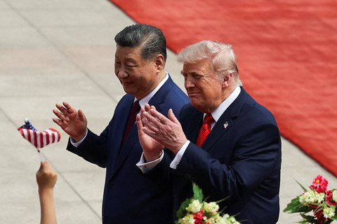 Presiden China Xi Jinping dan Presiden AS Donald Trump memberikan reaksi saat upacara penyambutan di Balai Besar Rakyat di Beijing, China, sebelum membahas soal Taiwan (14/5/2026). Foto: Maxim Shemetov/REUTERS