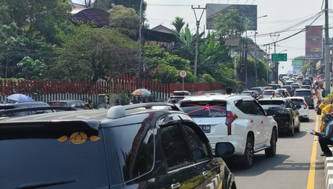 Arus kendaraan menuju kawasan wisata Puncak, Kabupaten Bogor, meningkat tajam pada libur panjang Kenaikan Yesus Kristus, Kamis (14/5/2026). Foto: Dok. kumparan