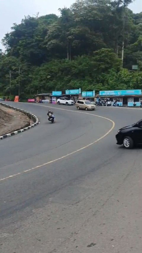 Situasi arus lalu lintas di kawasan Puncak, Ciloto, Cipanas, Cianjur, Jawa Barat normal lancar. Rekayasa lalu lintas dengan sistem satu arah menuju Jakarta masih diberlakukan, Kamis (14/5/2026). Foto: Dok. kumparan