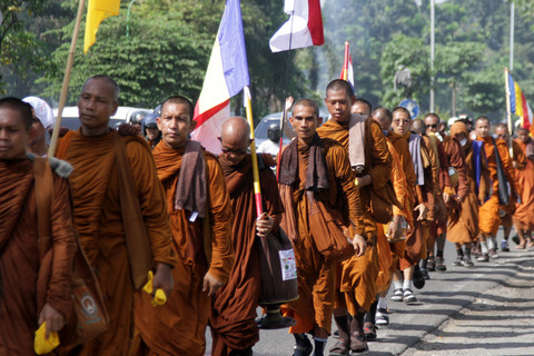 Sejumlah Bhikkhu berjalan kaki dalam rangka Walk For Peace 2026 di Sidoarjo, Jawa Timur, Kamis (14/5/2026). Foto: Umarul Faruq/ANTARA FOTO