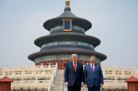 Presiden China Xi Jinping dan Presiden AS Donald Trump mengunjungi Kuil Langit (Temple of Heaven) di Beijing (14/5/2026). Foto: Evan Vucci/REUTERS