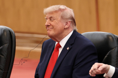 Presiden AS Donald Trump menghadiri pertemuan bilateral dengan Presiden China Xi Jinping di Balai Besar Rakyat di Beijing, China (14/5/2026). Foto: Maxim Shemetov/REUTERS