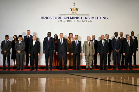Menlu RI Sugiono bersama sejumlah Menlu negara anggota dan mitra BRICS berfoto bersama dalam pertemuan Menlu BRICS di Bharat Mandapam, New Delhi, India (14/5/2026). Foto: Arun Sankar/AFP