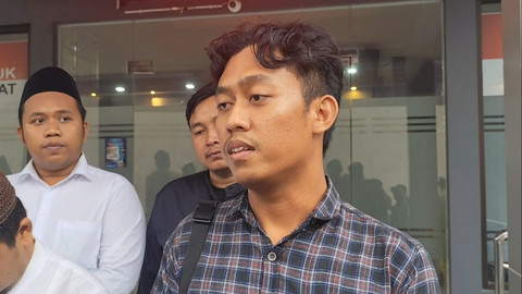Kuasa Hukum Aspirasi, Burhanudin saat mendampingi korban pencabulan Asyhari di Mapolres Pati, Kamis (14/5/2026). Foto: kumparan