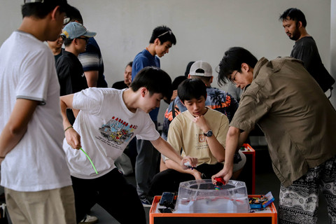 Komunitas Beyblade Jakarta Selatan (BeyJaxel) menggelar gathering rutin di M Bloc, Jakarta, pada Kamis (14/5/2026). Foto: Jamal Ramadhan/kumparan