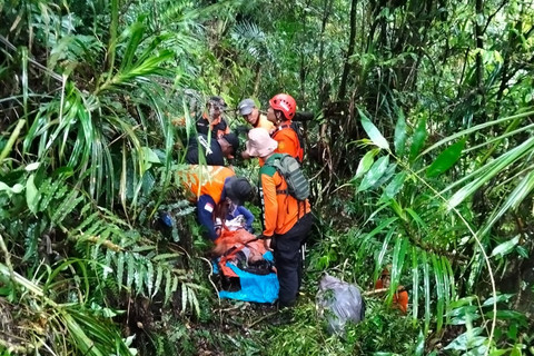 Proses evakuasi pendaki asal Kabupaten Kudus terjatuh di jurang sedalam kurang lebih 100 meter saat mendaki Gunung Muria, Kamis (14/5/2026).
 Foto: Dok BPBD Kudus