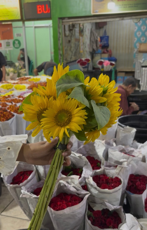 Bunga matahari lokal di Pasar Rawa Belong. Foto: kumparan/Selfy Momongan